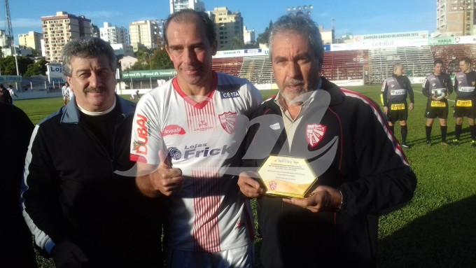 Paulo Baier foi homenageado pela diretoria do São Luiz no intervalo da partida/Foto: Alex Franz