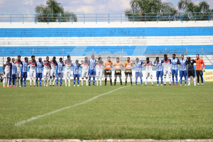 Equipes realizaram um minuto de silêncio em homenagem às mortes de atletas da base do Flamengo em incêncio no CT Ninho do Urubu / Foto: Kévin Sganzerla