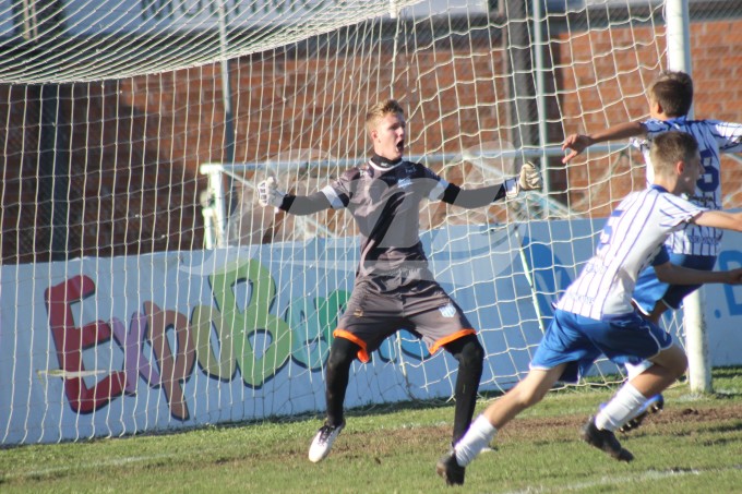 Goleiro do Esportivo Afonso salvou o que seria o gol da vitória do Santa Cruz na partida/ Foto: Kévin Sganzerla