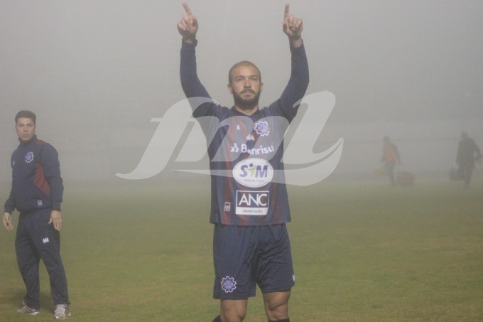 Michel, autor do gol, saiu de campo ovacionado pelo torcedor/Foto: Kévin Sganzerla