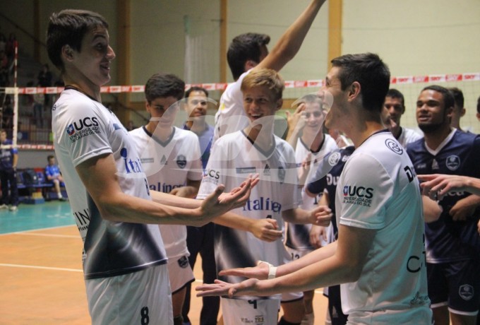 Welinto e Matias na comemoração do Estadual Infanto-Juvenil pelo Bento Vôlei/Foto: Kévin Sganzerla