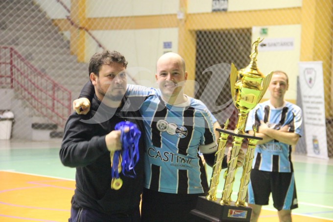 Capitão Taison recebendo o troféu de campeão