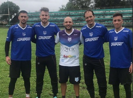 goleiros Filipi, Jonathan, Jonatas e Bruno Quadros e, ao meio, o preparador de goleiros Emerson Bohm