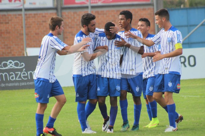 Bruno, Adrian e Alisson, centralizados, em comemoração pela equipe sub-17/Foto: Kévin Sganzerla