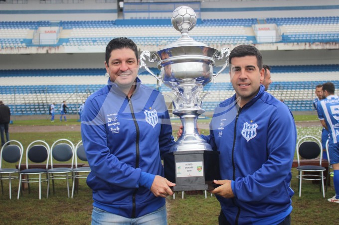 Carlos Moraes, ao lado do preparador físico Gustavo Corrêa, com a taça de vice-campeão da Divisão de Acesso/Foto: Kévin Sganzerla