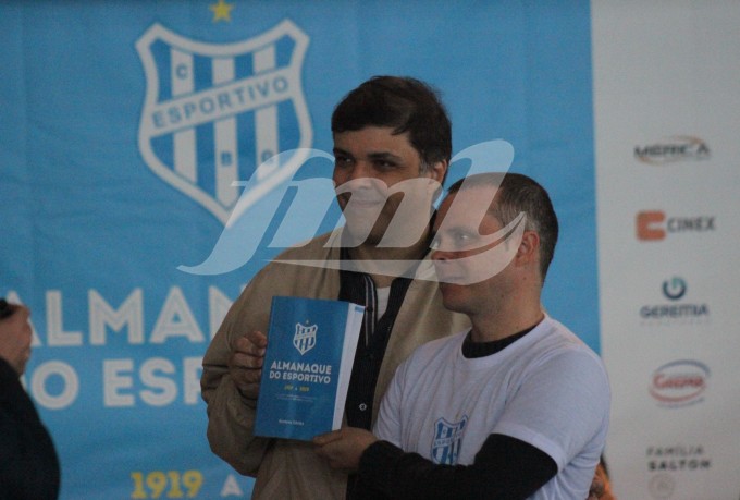 Gustavo Cortês e Fabiano Mazzotti, escritores das obras em homenagem ao Centenário do Clube Esportivo/Foto: Kévin Sganzerla