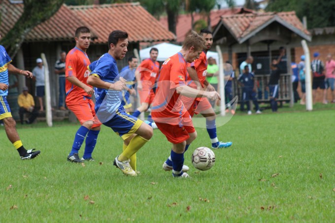 Móveis Luciano\Progresso (laranja) aplicaram 3 a 0 no Santa Helena