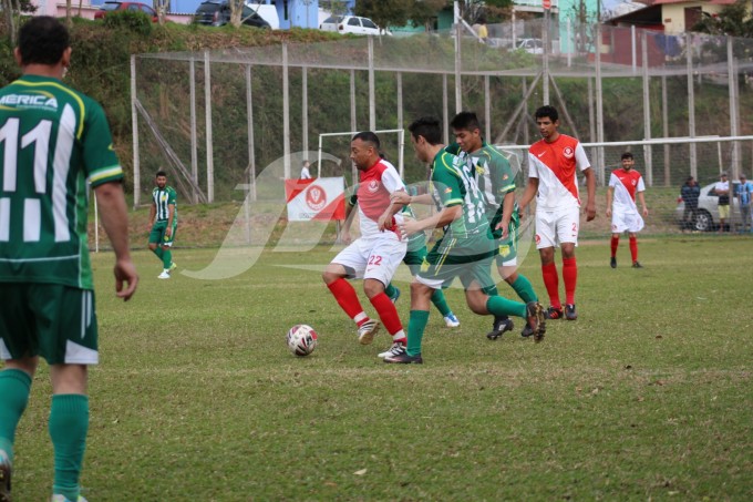 Parceria (branco) venceu em um jogo de muitos gols