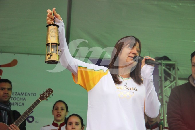 Janice Teixeira segurando a Chama Olímpica no encerramento do percurso da Tocha em Bento/Foto: Kévin Sganzerla