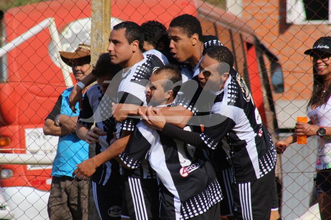 Os Baianos do Oliveira comemorando o gol