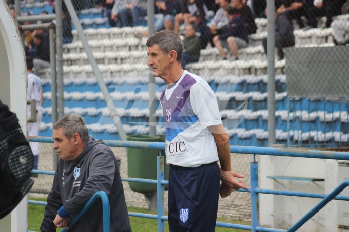 Sem reação alguma, Reni observa atentamento o jogo/Foto: Kévin Sganzerla