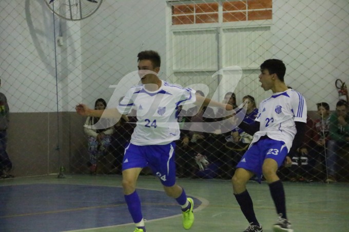 Zacaron e Luis comemorando um dos gols da partida