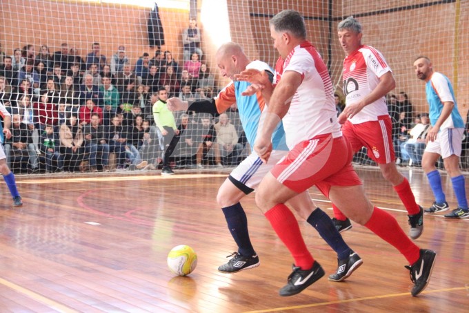 Os Boleiros de branco e vermelho