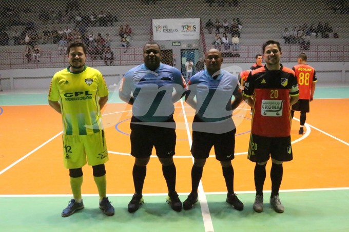 Os capitães Wilian e Wilson defendendo um cada equipe