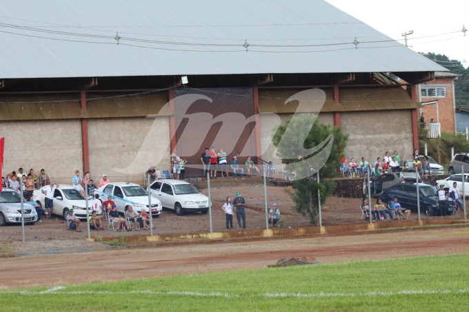 Torcedores acompanhando a partida