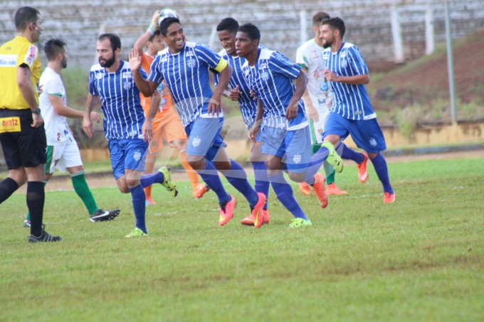 Natan (capitão) comemora o gol marcado