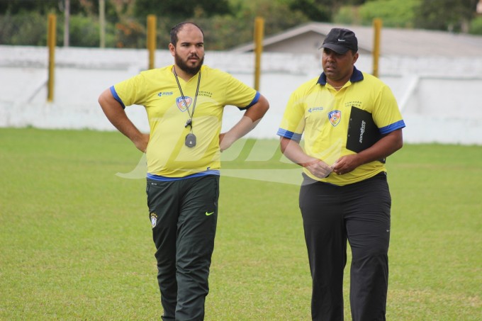 Preparador físico Eduardo Dornelles ao lado do técnico Edmilson Silva/Foto: Kévin Sganzerla