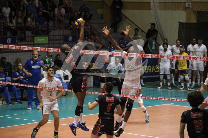 Michel (nº 3) foi um dos destaques do Bento Vôlei na competição até então/Foto: Kévin Sganzerla