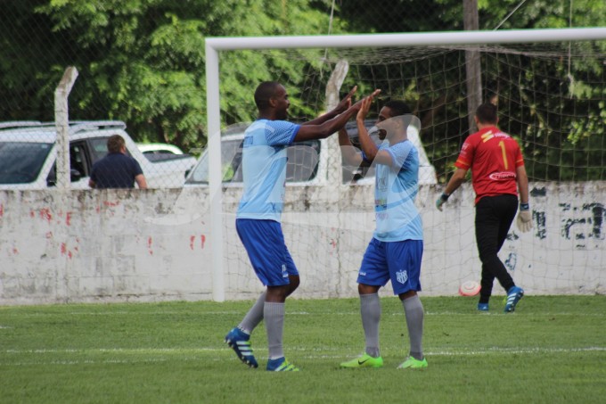 Tony Júnior, à direira, comemorando o gol com Nena/Foto: Kévin Sganzerla