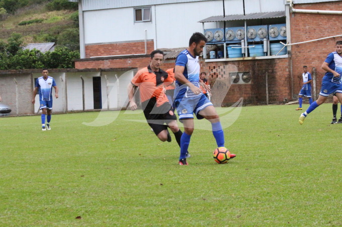 Giba de azul fechou a goleada do Oliveira e Santana