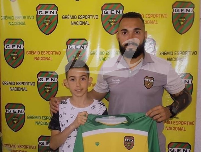 Lucas Reffati, ao lado do técnico Murilo Lima, sendo apresentado como reforço da categoria sub-13 