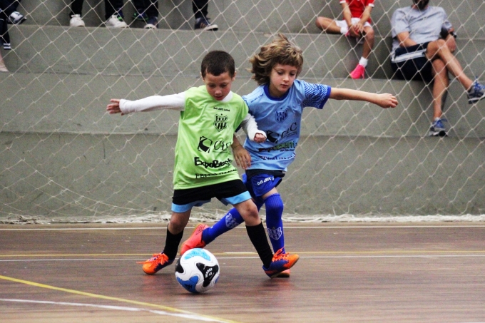 Crianças e jovens podem participar de aulas gratuitas de futebol