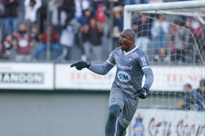 Com gols de Villasanti e Biel, Grêmio vence o Guarani e sobe na tabela