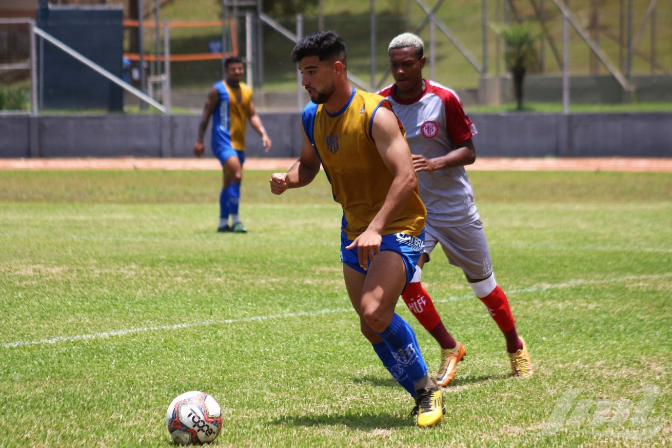 Jogador De Futebol Da High School Em Ação Durante Um Jogo No Sul