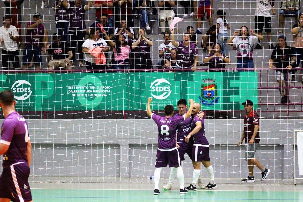 Em busca da final, Bento Vôlei encara a Sogipa - FML Esportes Not�cias